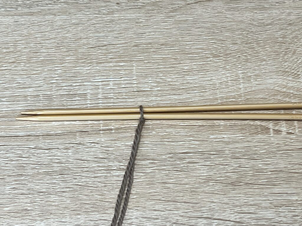 まず輪っかを作って棒針に通して1目め