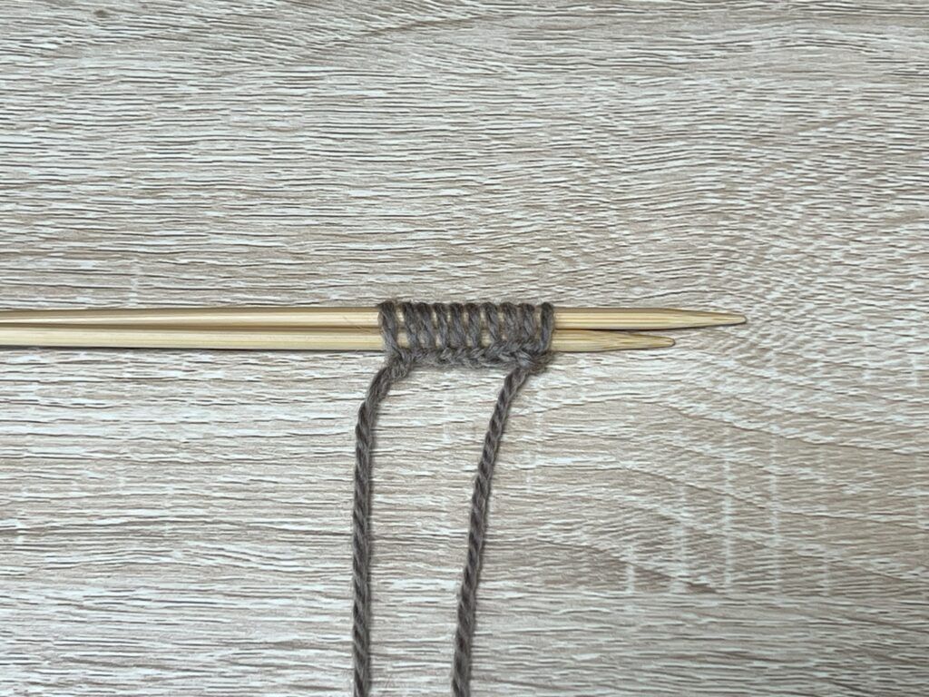 最後かぎ針の目を棒針にかけて完成